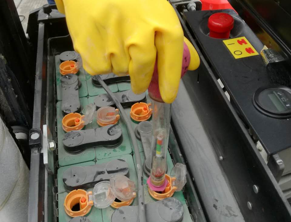 蘇州杭州叉車維修：90%的人竟然不知要給電動(dòng)叉車蓄電池加水？